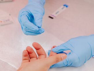 Profesional de la salud realizando pruebas de diagnóstico para la prevención de sífilis