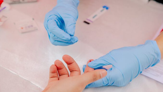 Profesional de la salud realizando pruebas de diagnóstico para la prevención de sífilis