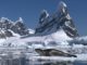 Investigadores analizando datos atmosféricos sobre el continente antártico y el hielo marino