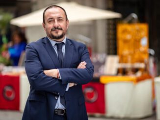 Autoridades del SII y la DEDECON anunciando medidas para simplificar el inicio de actividades de emprendedores en Chile.