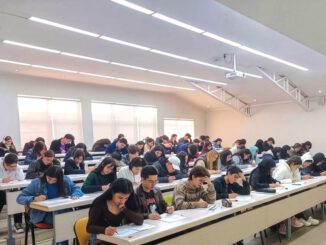 Estudiantes participando en el Ensayo Nacional PAES en una sede de la Universidad Técnica Federico Santa María