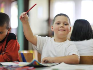 Estudiantes en un aula escolar chilena reflexionando sobre el sistema de admisión escolar