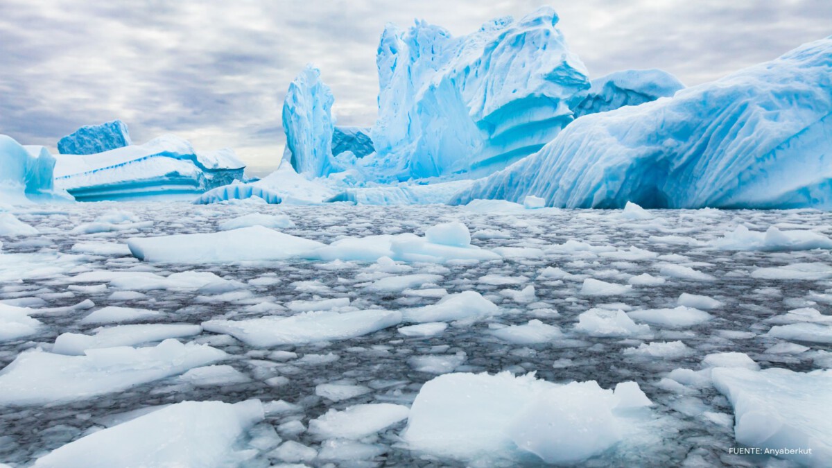 Paisaje costero de la Antártida bajo estudio científico para analizar el impacto humano en el ecosistema.