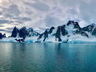 Paisaje costero de la Antártida bajo estudio científico para analizar el impacto humano en el ecosistema.