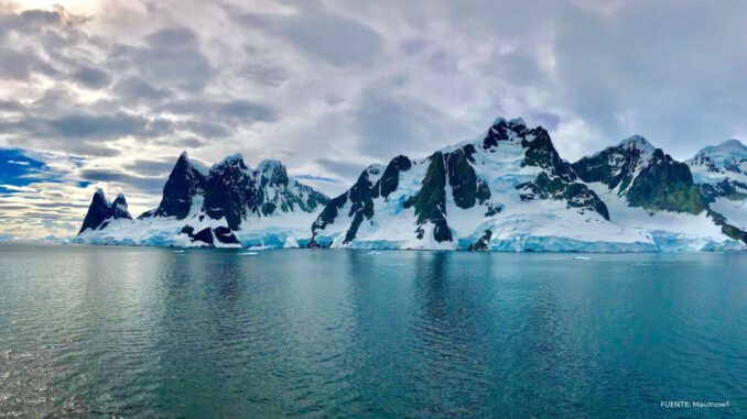 Paisaje costero de la Antártida bajo estudio científico para analizar el impacto humano en el ecosistema.