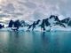 Paisaje costero de la Antártida bajo estudio científico para analizar el impacto humano en el ecosistema.