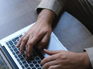Trabajadores en entorno corporativo analizando cumplimiento de la Ley de 40 horas