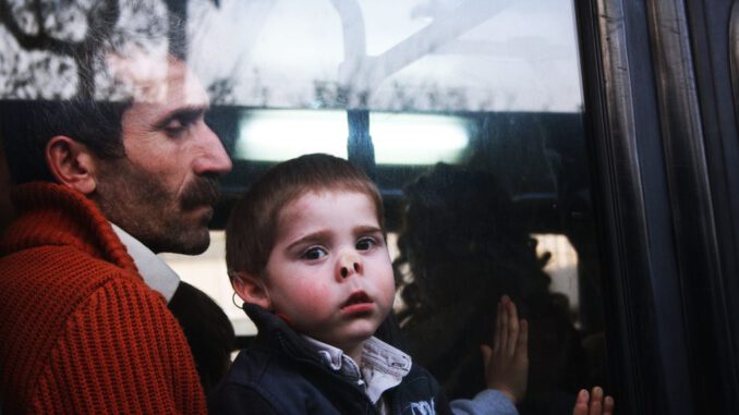 Familia viajando cómodamente en bus hacia un destino turístico en Chile durante el Día de la Niñez