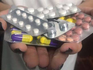 Persona revisando medicamentos en casa durante la temporada de invierno en Chile