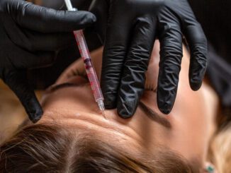 Médico especialista aplicando tratamiento con toxina botulínica en entorno clínico