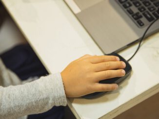 Estudiantes de Magallanes utilizando dispositivos tecnológicos en un aula conectada a internet