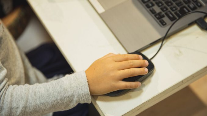 Estudiantes de Magallanes utilizando dispositivos tecnológicos en un aula conectada a internet