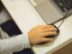 Estudiantes de Magallanes utilizando dispositivos tecnológicos en un aula conectada a internet