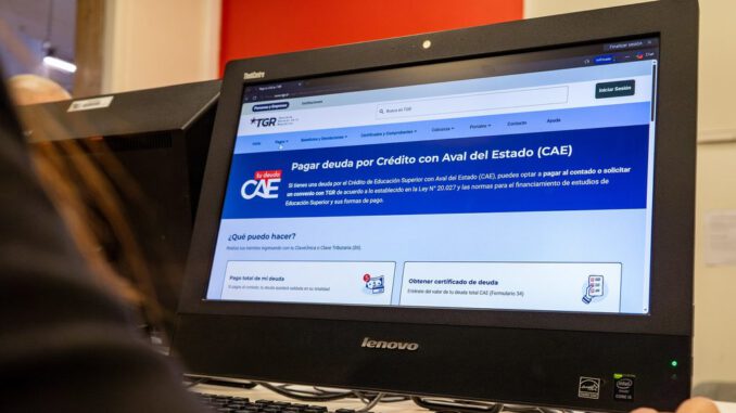 Edificio de la Tesorería General de la República en proceso de atención a usuarios con CAE