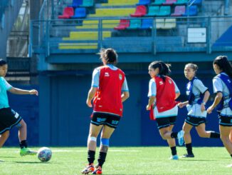 Futbolistas del Club Deportivo Magallanes durante un entrenamiento profesional