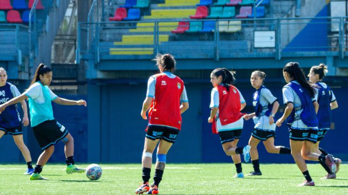 Futbolistas del Club Deportivo Magallanes durante un entrenamiento profesional