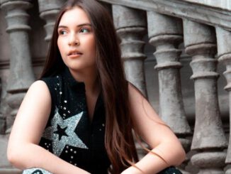 La joven cantante chilena Dominga Rodríguez interpretando música en un evento
