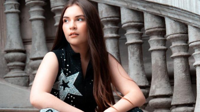 La joven cantante chilena Dominga Rodríguez interpretando música en un evento