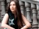La joven cantante chilena Dominga Rodríguez interpretando música en un evento