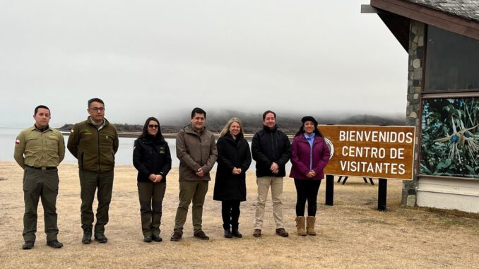 Autoridades revisando infraestructura y senderos turísticos en el Parque Nacional Torres del Paine