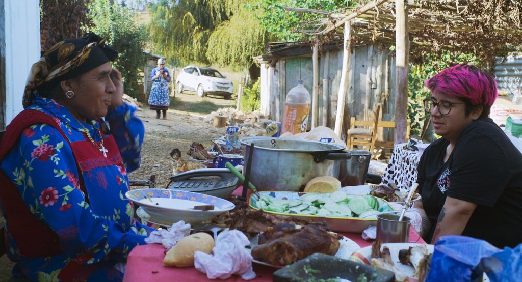 La cineasta Cons Gallardo junto a la machi Marcelina en un fotograma del documental La búsqueda del otro