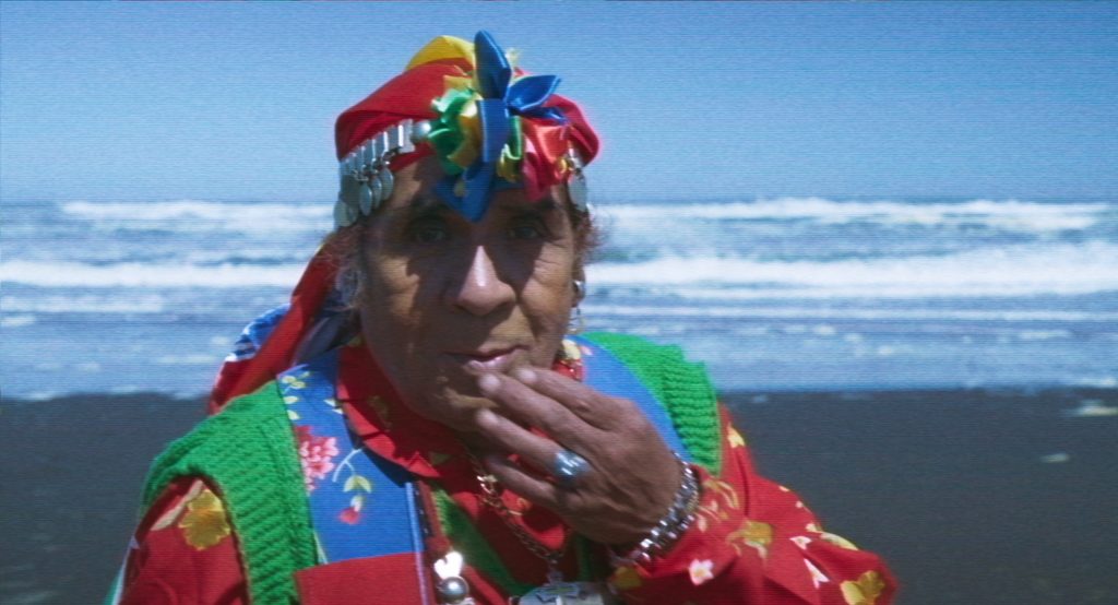 La cineasta Cons Gallardo junto a la machi Marcelina en un fotograma del documental La búsqueda del otro