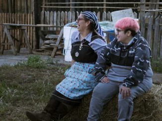 La cineasta Cons Gallardo junto a la machi Marcelina en un fotograma del documental La búsqueda del otro