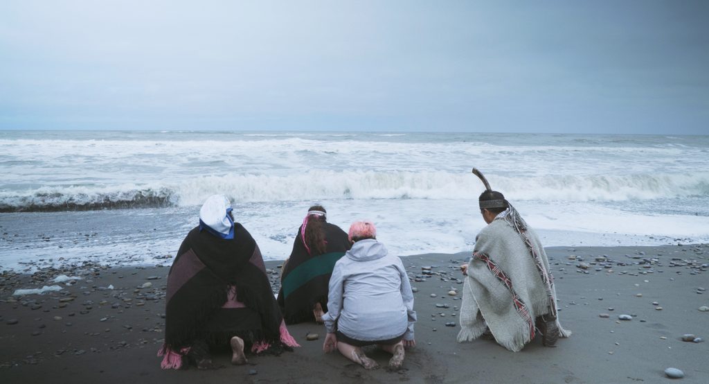 La cineasta Cons Gallardo junto a la machi Marcelina en un fotograma del documental La búsqueda del otro