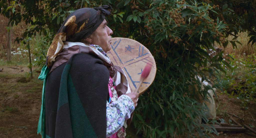La cineasta Cons Gallardo junto a la machi Marcelina en un fotograma del documental La búsqueda del otro