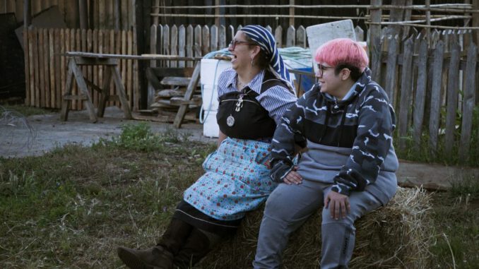 La cineasta Cons Gallardo junto a la machi Marcelina en un fotograma del documental La búsqueda del otro