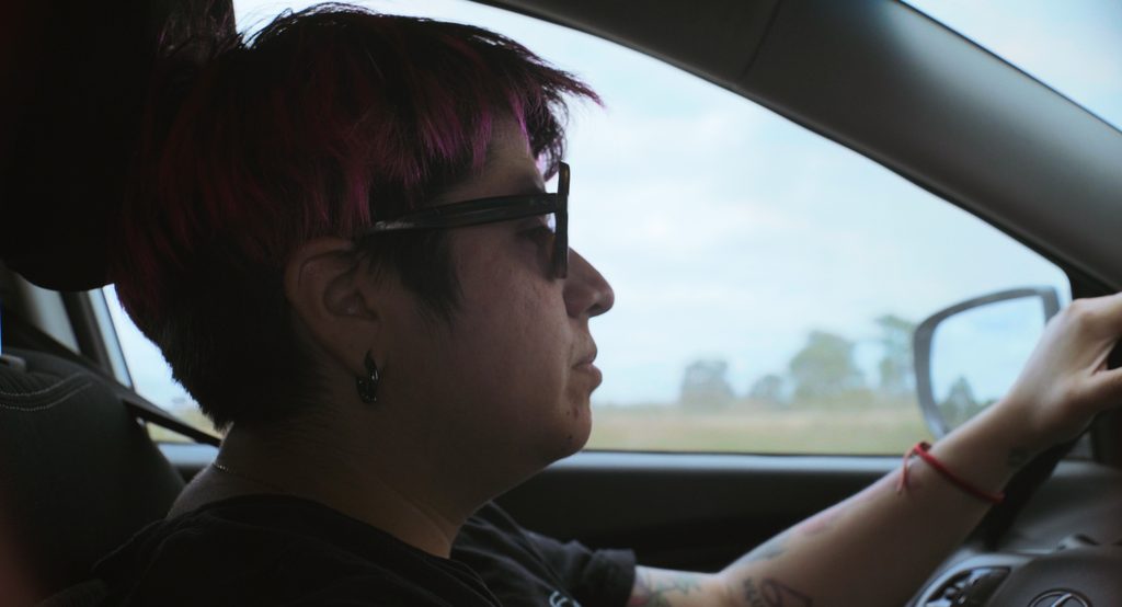 La cineasta Cons Gallardo junto a la machi Marcelina en un fotograma del documental La búsqueda del otro
