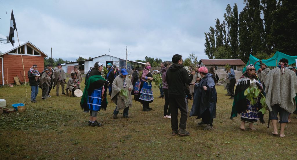 La cineasta Cons Gallardo junto a la machi Marcelina en un fotograma del documental La búsqueda del otro