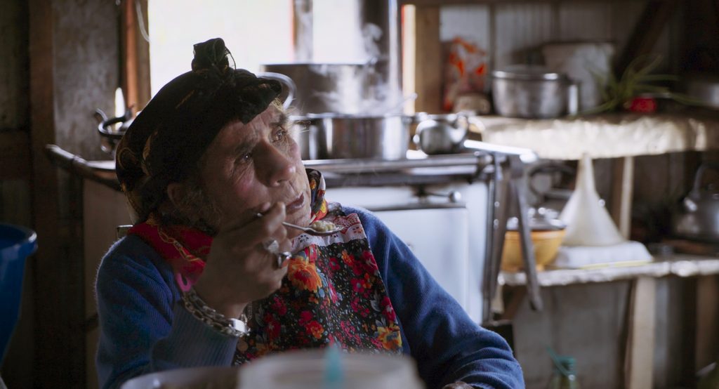La cineasta Cons Gallardo junto a la machi Marcelina en un fotograma del documental La búsqueda del otro