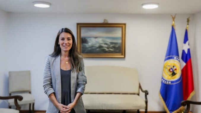 La ministra de Educación, María Paz Arzola, presenta medidas para mejorar la calidad del aprendizaje en las escuelas chilenas.