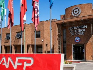 Jugadoras de fútbol femenino reunidas en una asamblea para discutir mejoras laborales junto a ANJUF