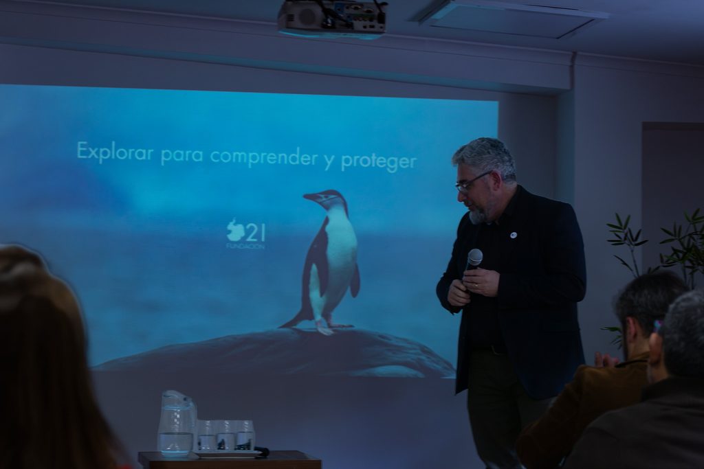 Conversatorio en Santiago sobre la importancia de vincular la ciencia antártica con los territorios y la sociedad civil