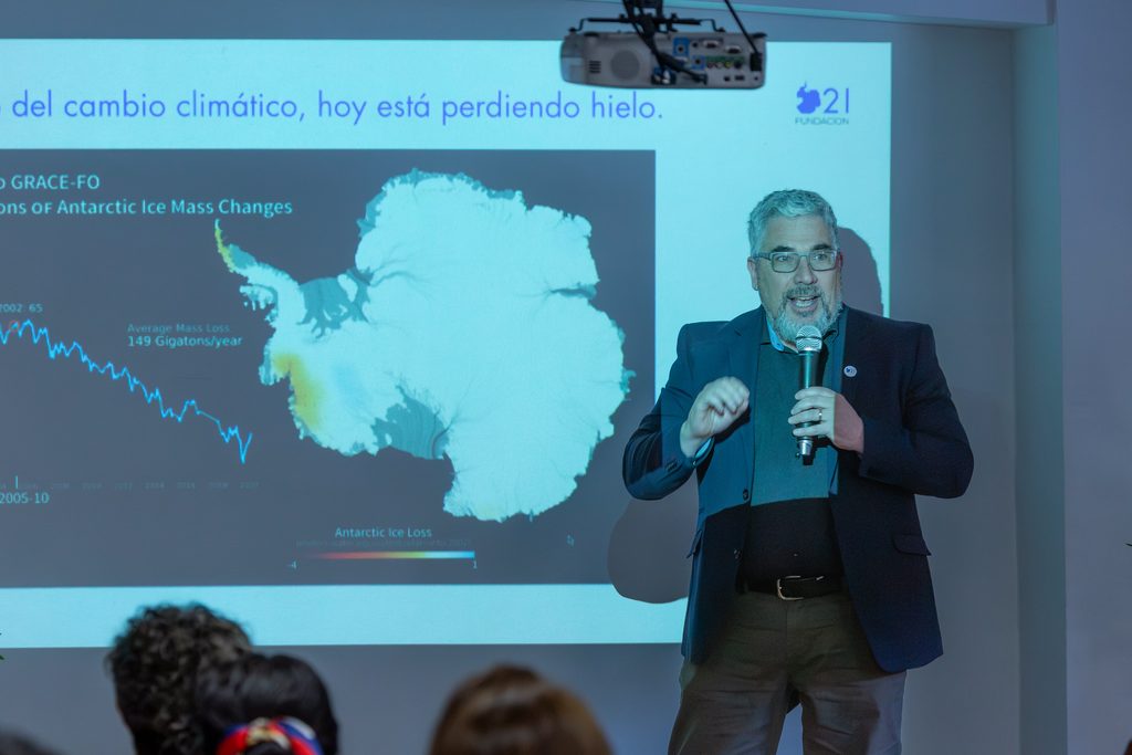 Conversatorio en Santiago sobre la importancia de vincular la ciencia antártica con los territorios y la sociedad civil
