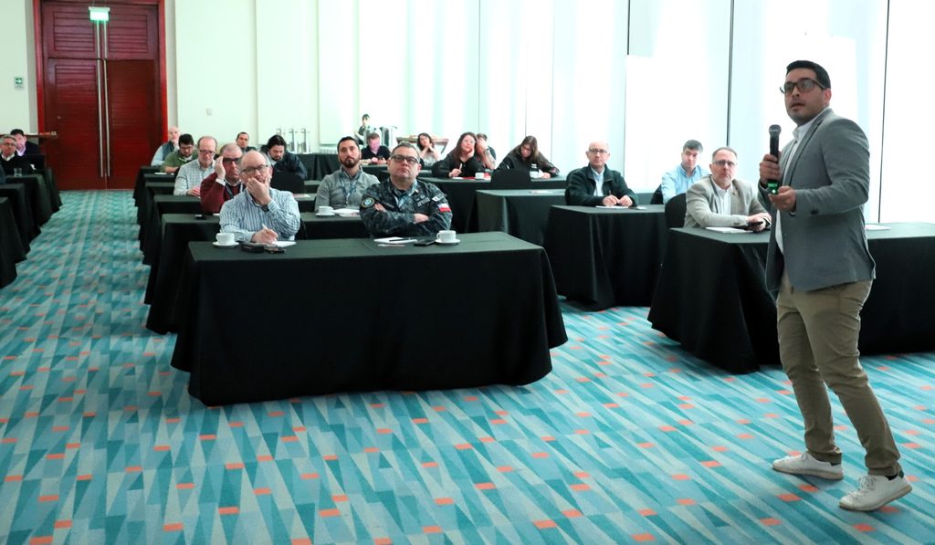 Participantes en el encuentro técnico comercial Conoce Cummins en Punta Arenas