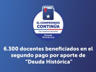 Profesores de la Región de Magallanes recibiendo el pago de la deuda histórica docente