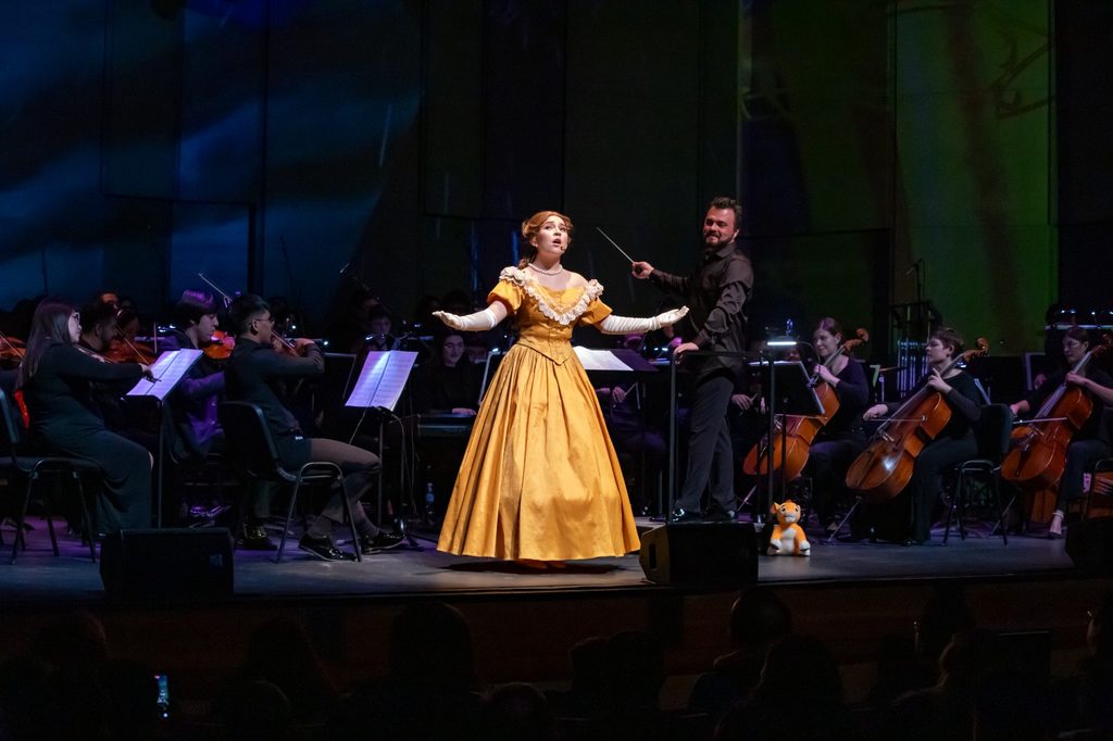 La joven cantante magallánica Dominga junto a músicos en un proyecto sinfónico para Punta Arenas