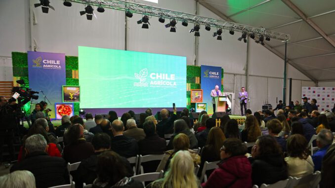 Participantes y expertos reunidos en el Encuentro Chile Agrícola analizando innovaciones para el sector rural.