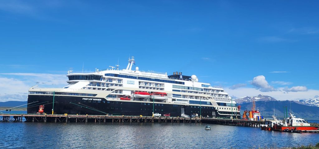 Crucero de expedición MS Fridtjof Nansen atracado en el Terminal Marítimo Patagonia Sur en Puerto Natales.