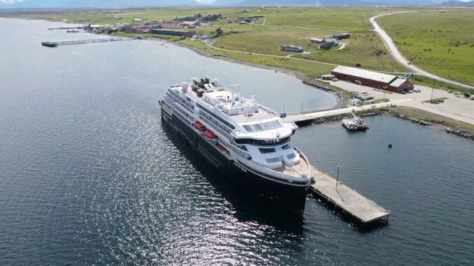 Crucero de expedición MS Fridtjof Nansen atracado en el Terminal Marítimo Patagonia Sur en Puerto Natales.
