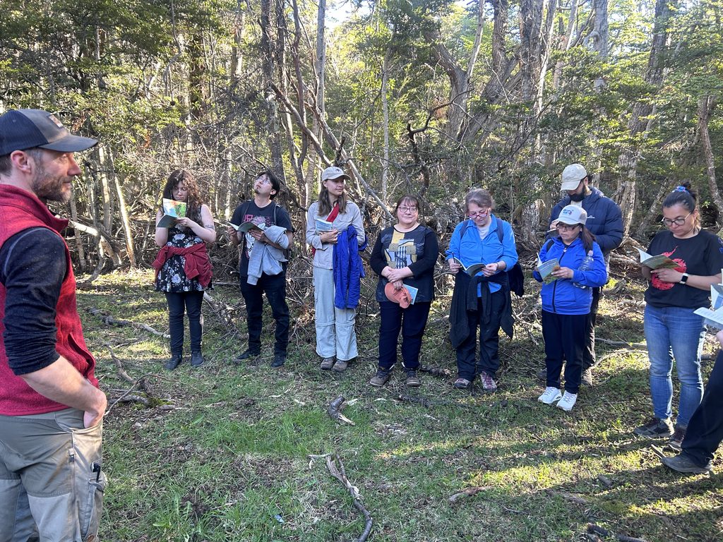 Visitantes utilizando equipos de amplificación y audífonos para escuchar los sonidos de los árboles y musgos en el Parque Omora en Puerto Williams