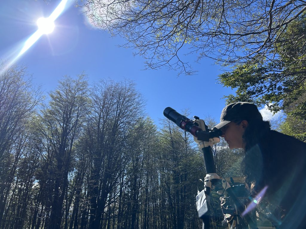 Visitantes utilizando equipos de amplificación y audífonos para escuchar los sonidos de los árboles y musgos en el Parque Omora en Puerto Williams