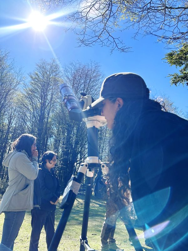 Visitantes utilizando equipos de amplificación y audífonos para escuchar los sonidos de los árboles y musgos en el Parque Omora en Puerto Williams