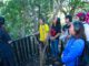Visitantes utilizando equipos de amplificación y audífonos para escuchar los sonidos de los árboles y musgos en el Parque Omora en Puerto Williams